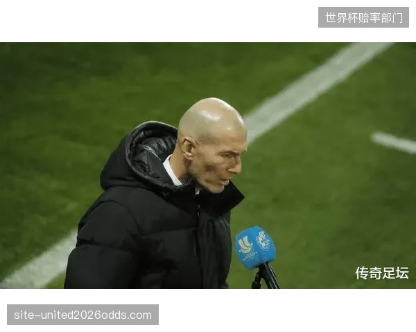 德尚“最后一舞”或寻求战术突破，近期三中卫阵型试验频率显著增加。